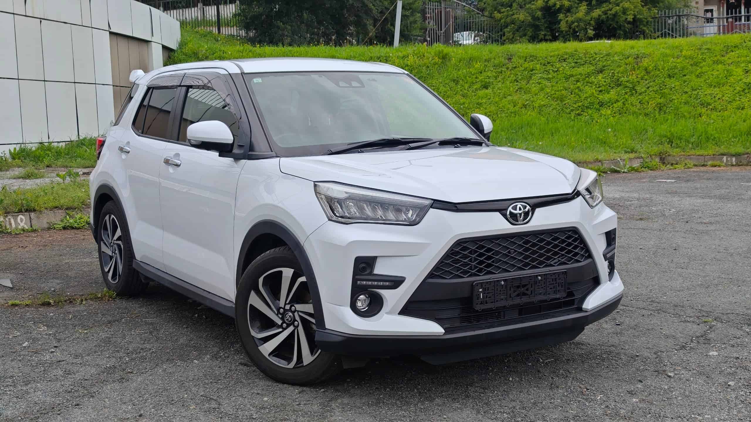 Toyota Raize Z белый — во Владивостоке, спереди